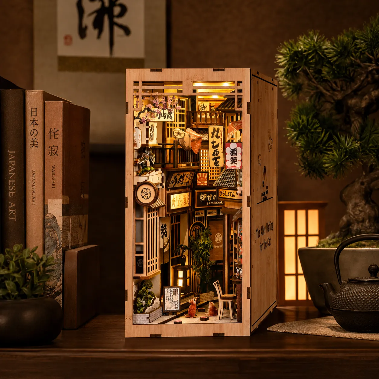 Beleuchtete japanische Miniaturstraße als Book Nook mit kleinen Geschäften, Pflanzen und warmem Licht