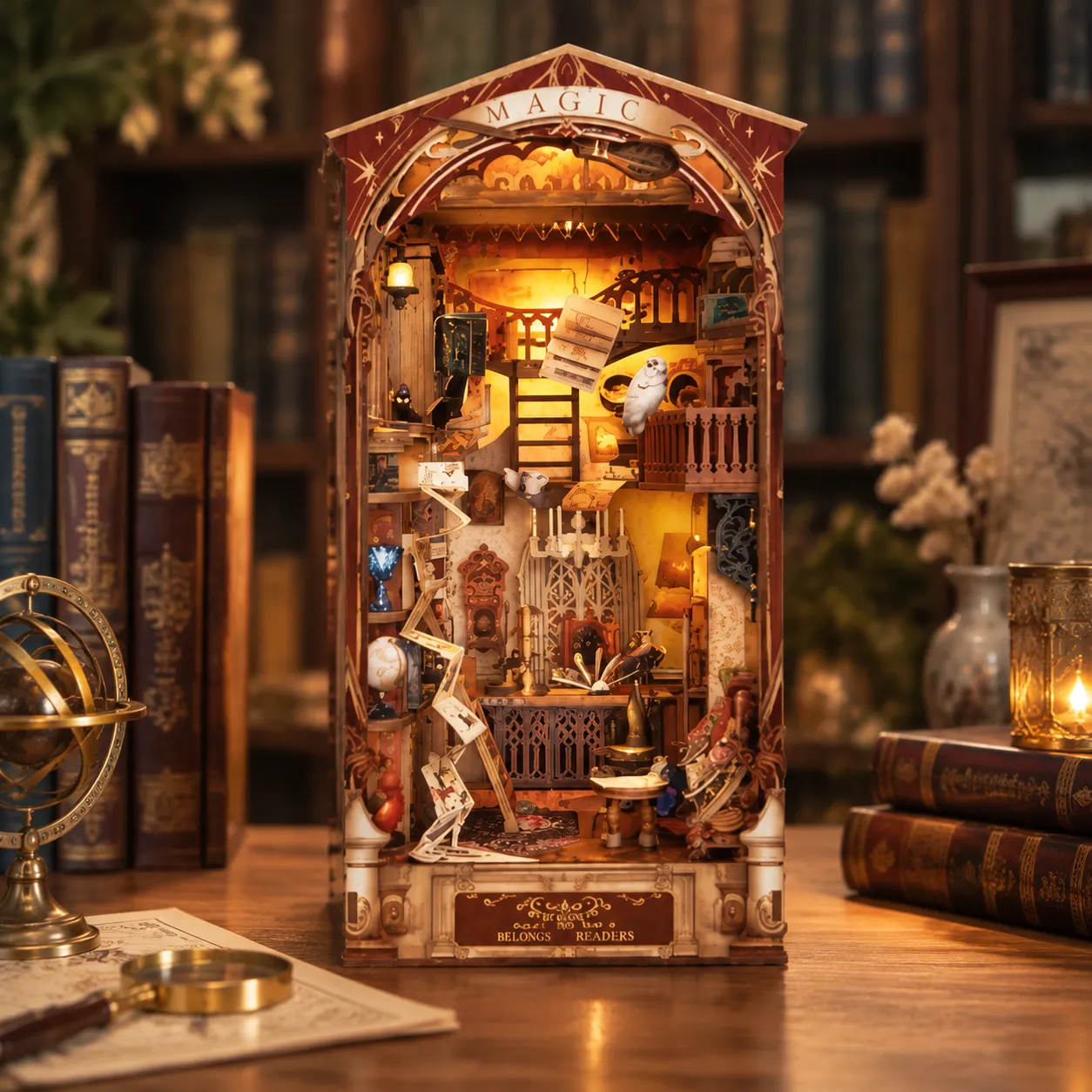 Magic Library Book Nook mit magischer Miniaturbibliothek, warmem Licht und detailreichen Fantasy-Elementen