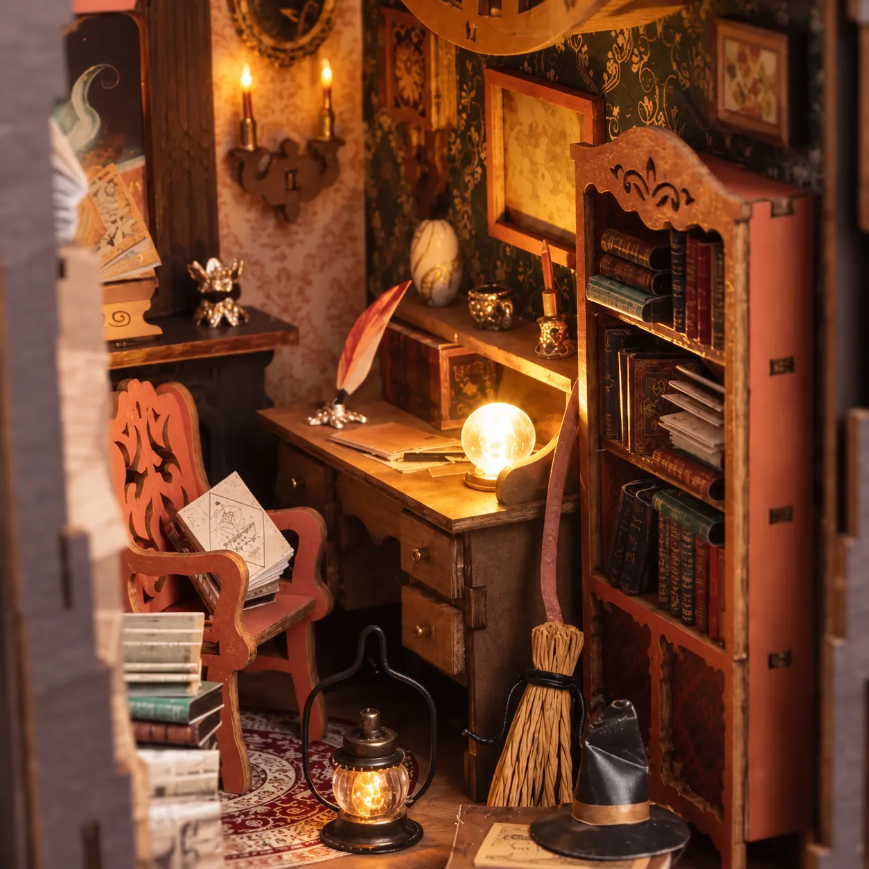 Ancient Book Nook mit historischer Bibliothek, alten Büchern und warmer Beleuchtung im klassischen Stil