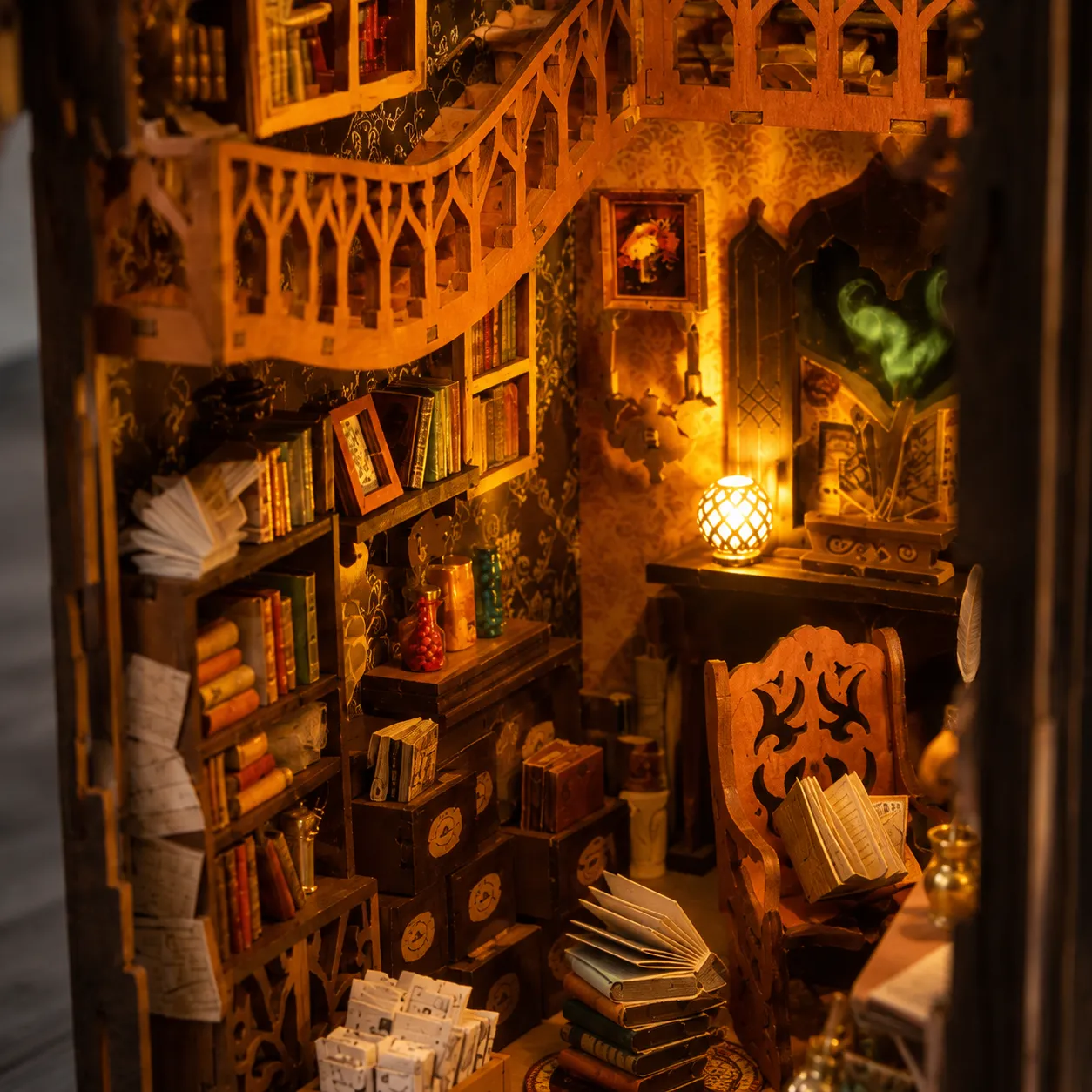 Magic Library Book Nook mit geschwungener Treppe, hohen Bücherregalen und detailreicher Fantasy-Bibliothek