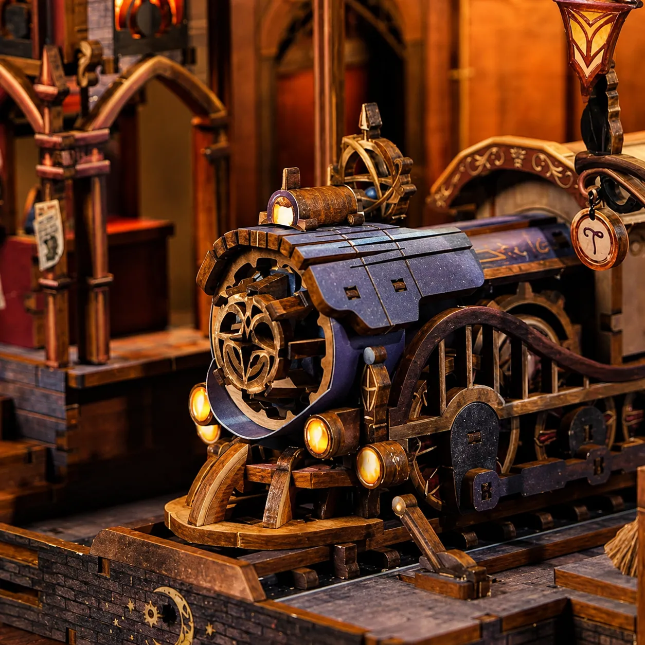 Miniatur Bahnhof und Zugdetails eines Train Book Nook Bausatzes