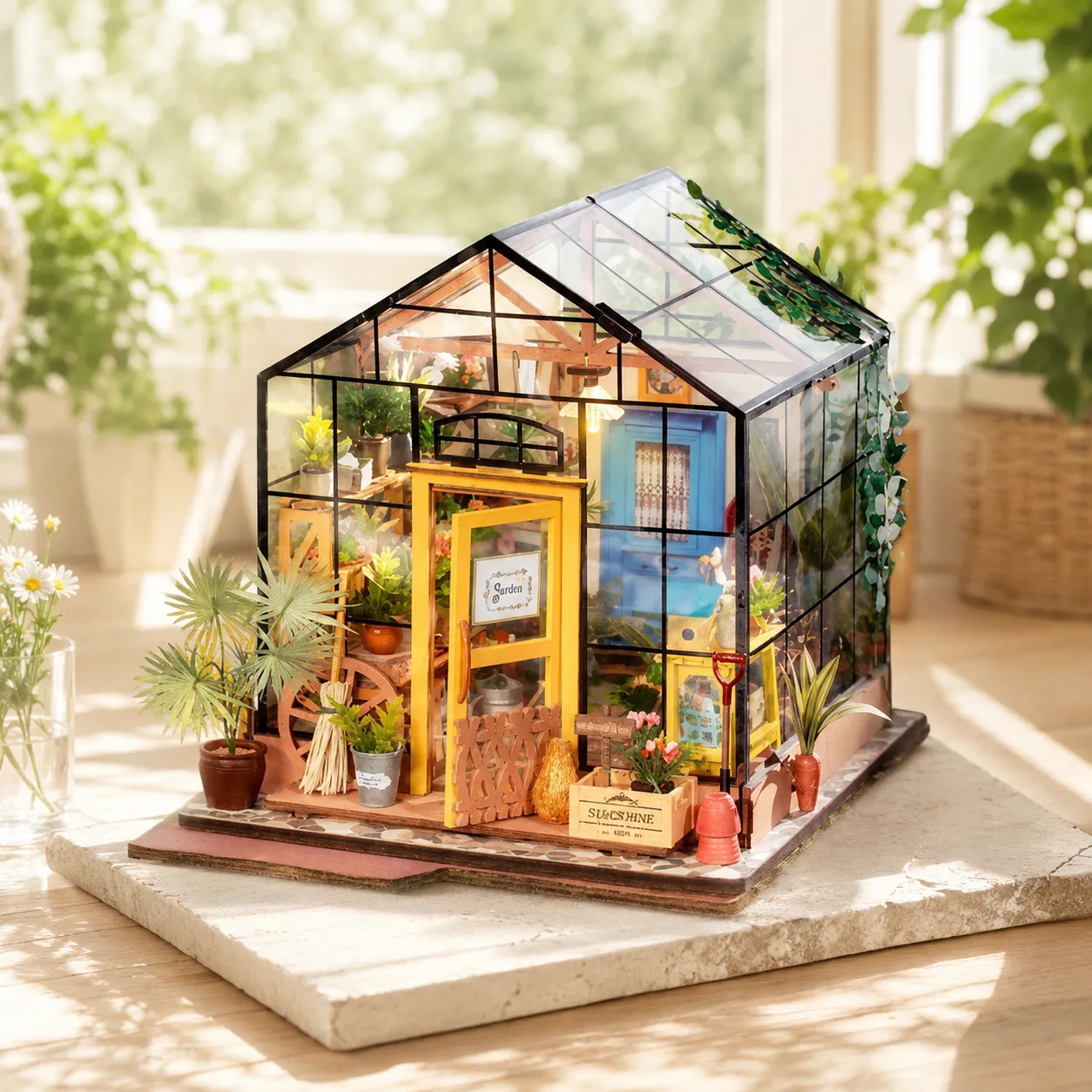 Miniatur-Puppenhaus als Gewächshaus mit vielen Pflanzen, Gartenmöbeln und kleinen Dekorationen