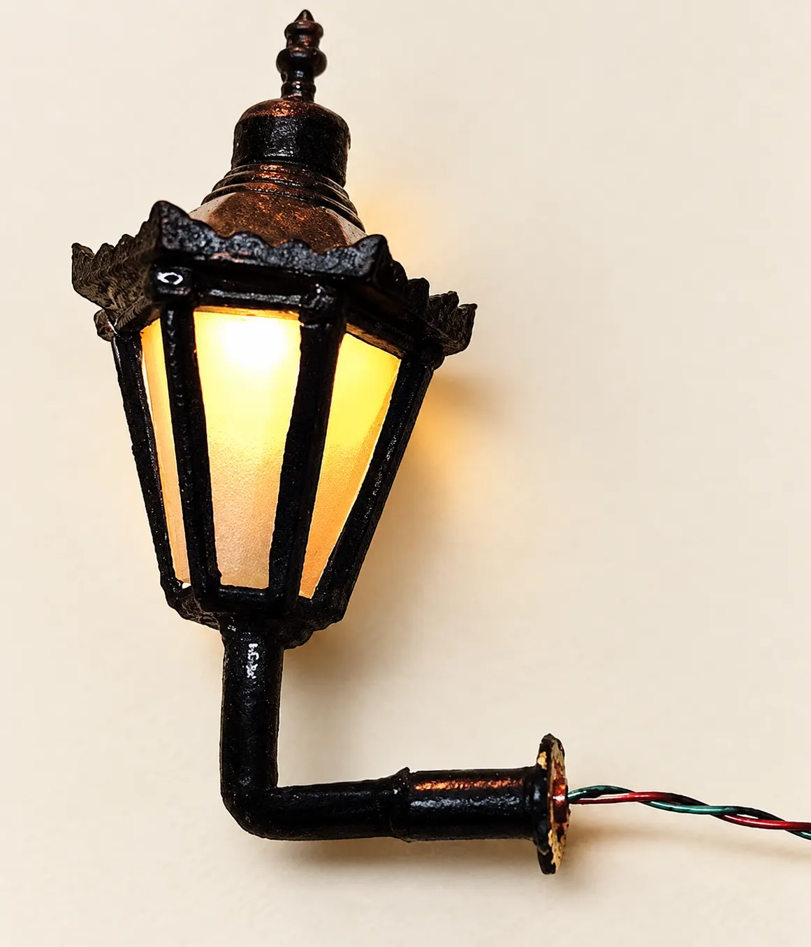 LED Beleuchtung und Kabel eines Book Nook während der Fehlersuche