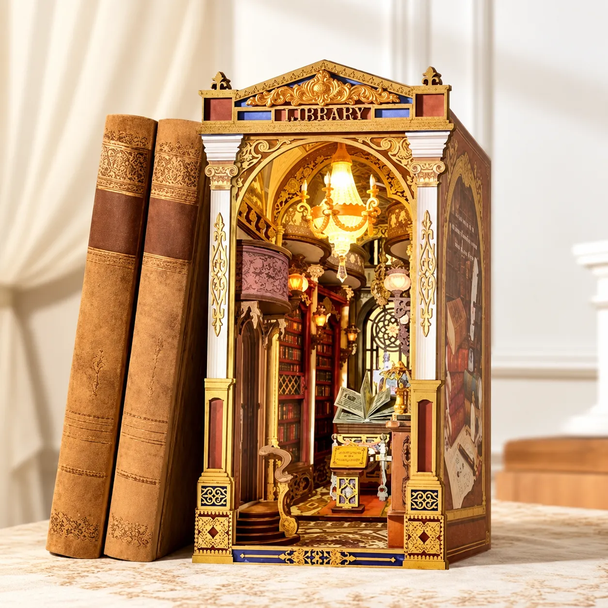 Sauberer Book Nook mit warmer Beleuchtung zwischen Büchern im Regal