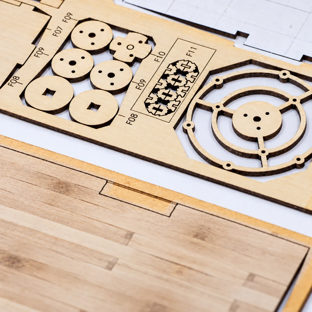 Lasergeschnittene Holzteile eines Book Nook Kits für den DIY Aufbau vorbereiten