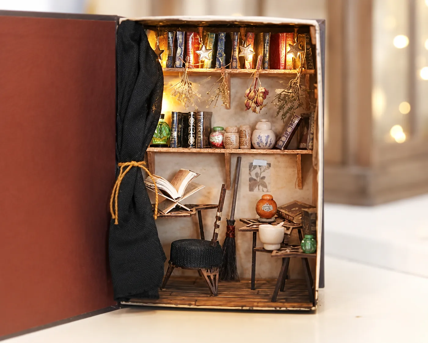 Fertiger Book Nook mit detailreicher Miniaturwelt im Bücherregal
