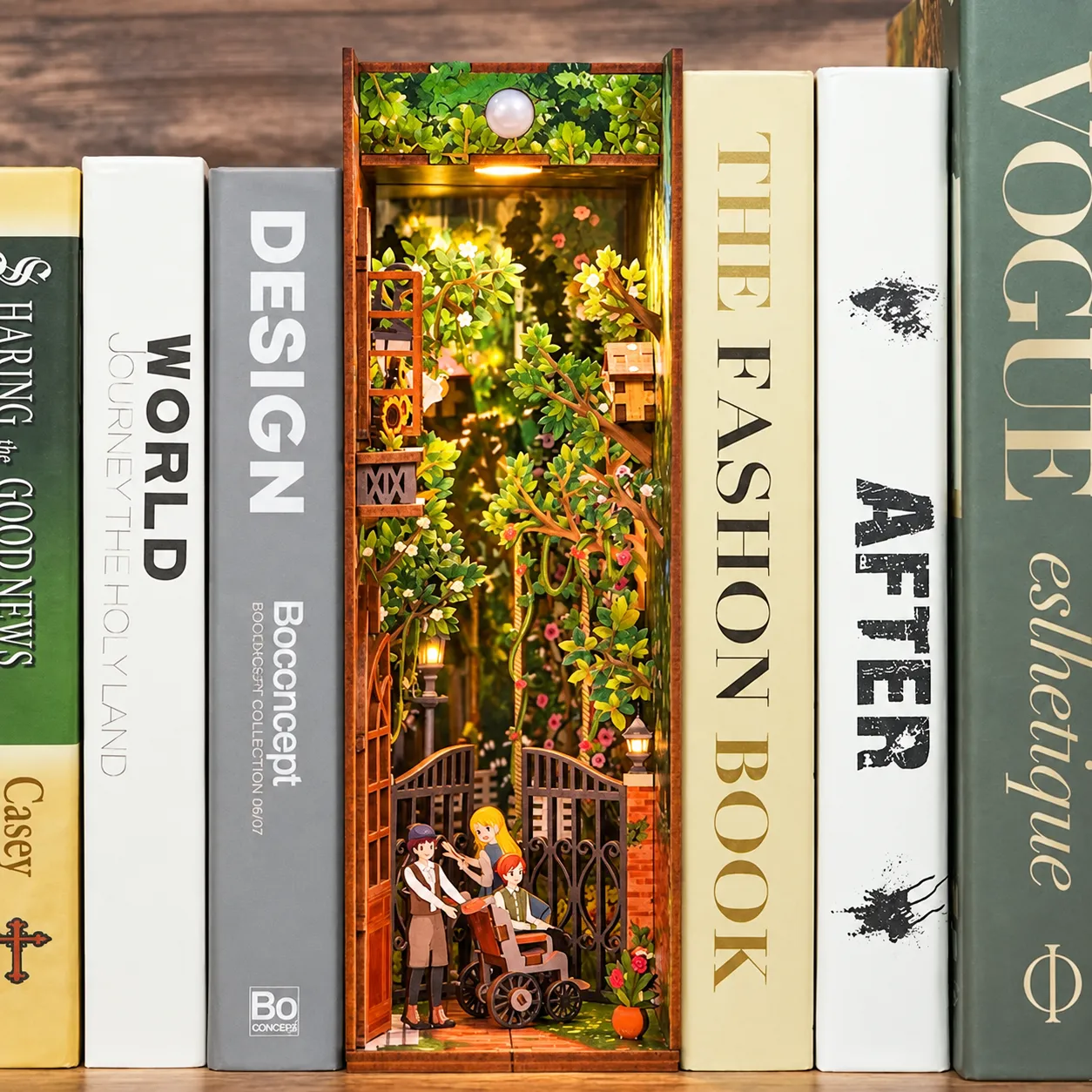 Garten Book Nook mit Pflanzen und Miniaturdetails zwischen Büchern