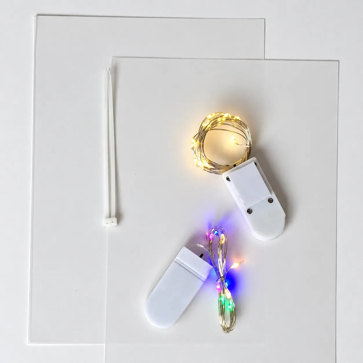 Batteriebox und LED Licht eines Book Nook Sets beim Funktionstest