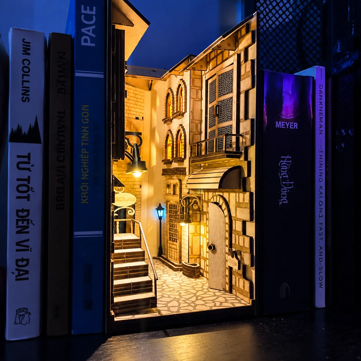 Miniaturstraße mit warmer LED Beleuchtung zwischen Büchern