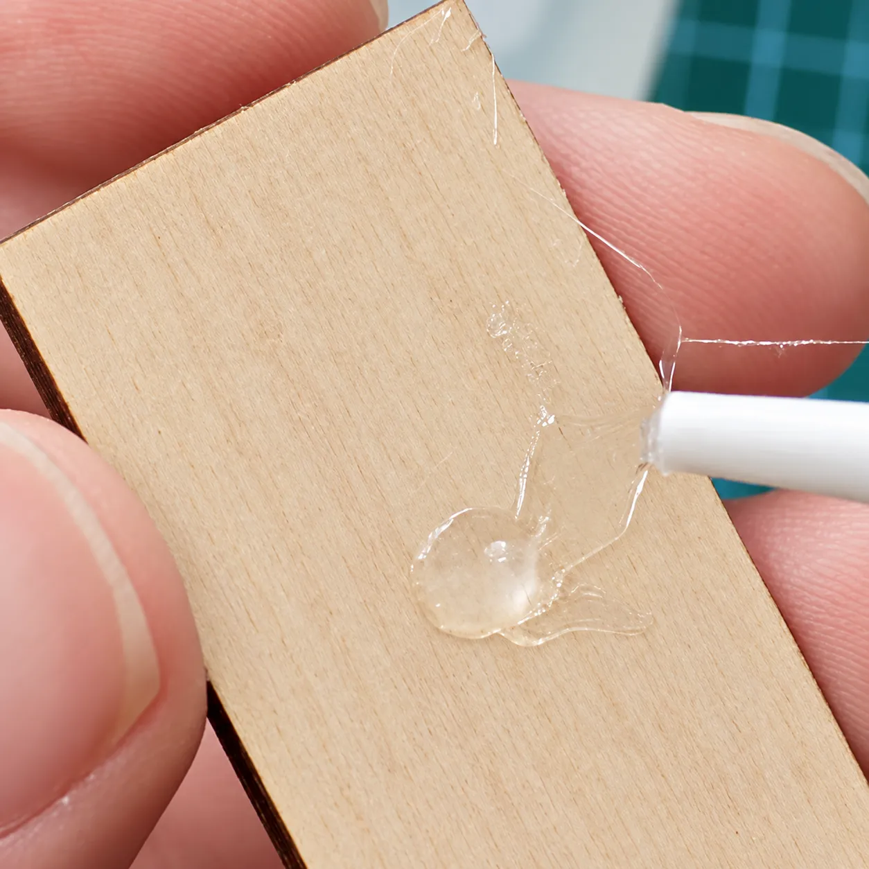 Book-Nook-Kleber wird in kleiner Menge auf ein Holzteil aufgetragen