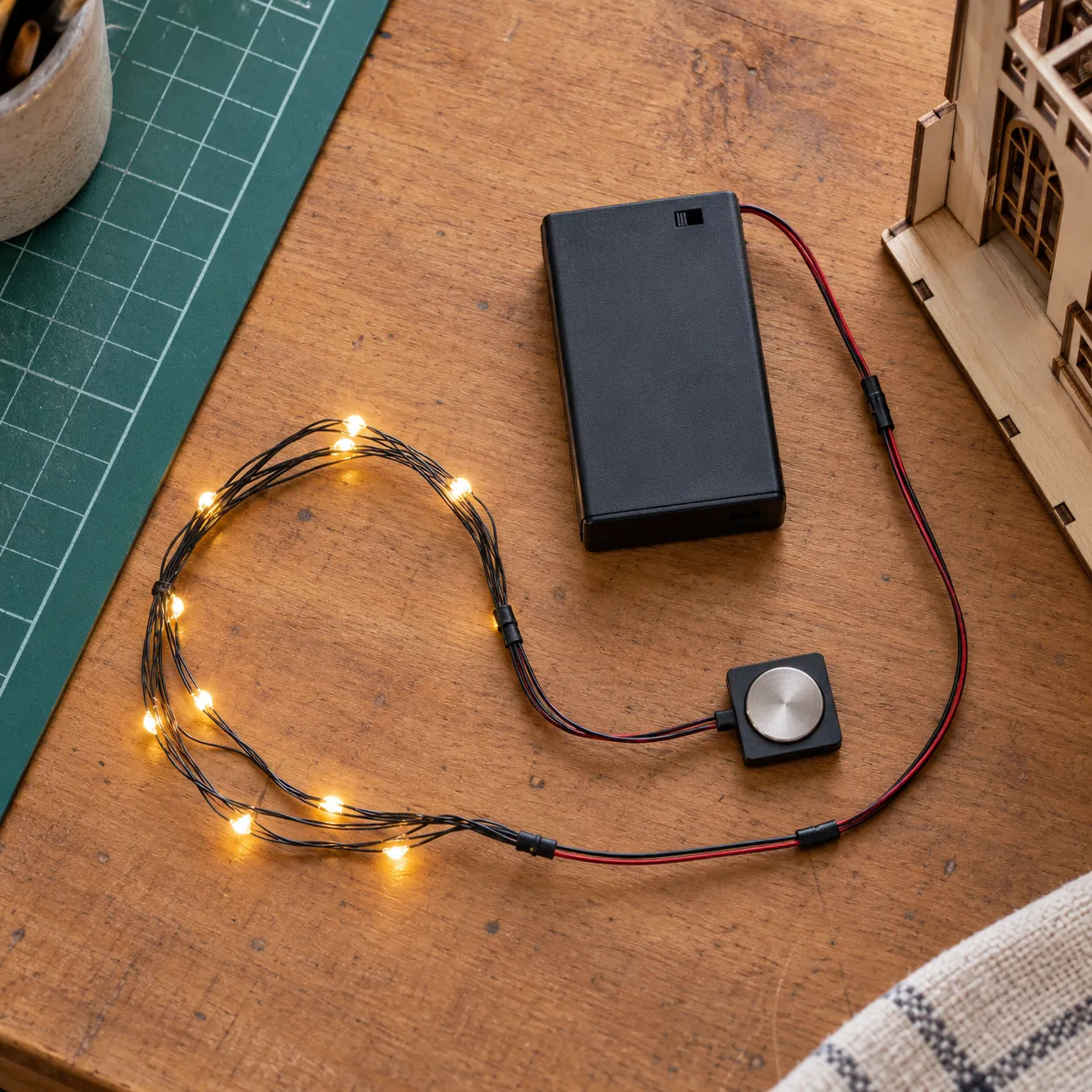 Vorverkabeltes LED System mit Batteriebox, Schalter und kleinen Lichtern für einen Book Nook