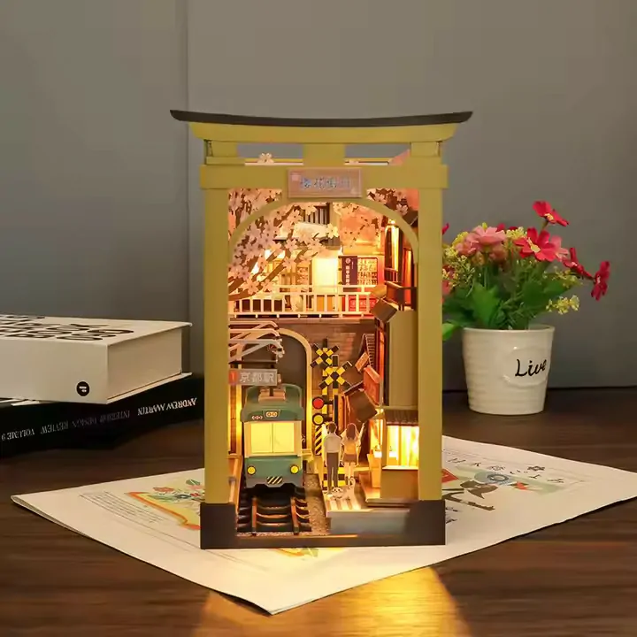 Japanische Bahnhofsszene als Book Nook mit Gleisen, Kirschblüten und warm beleuchteten Gebäuden