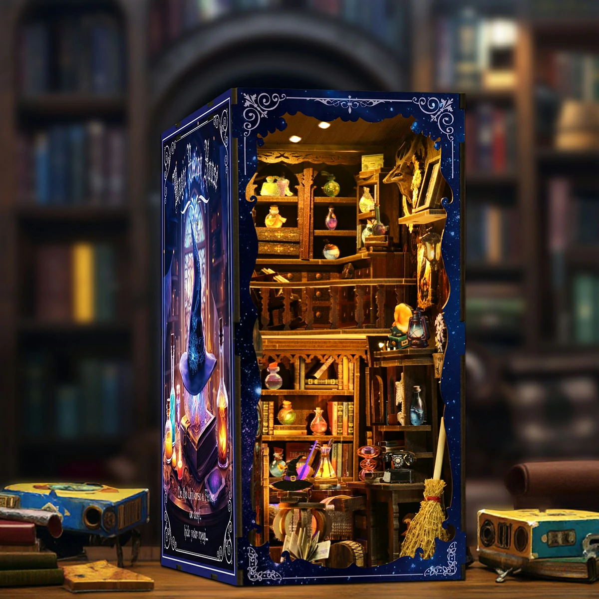 Beleuchtetes Magic Potion Book Nook Kit mit magischer Miniaturbibliothek, Zaubertrankflaschen, Büchern und detailreichen Holzregalen