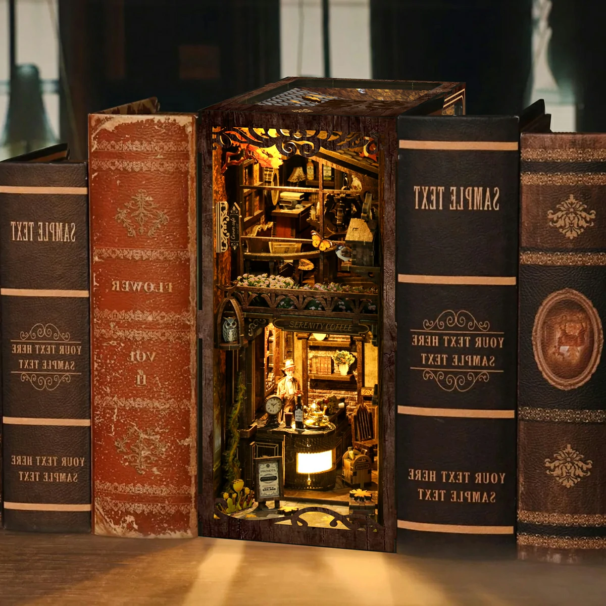 Serenity Coffee House Book Nook mit warm beleuchtetem Miniaturcafé zwischen alten Büchern