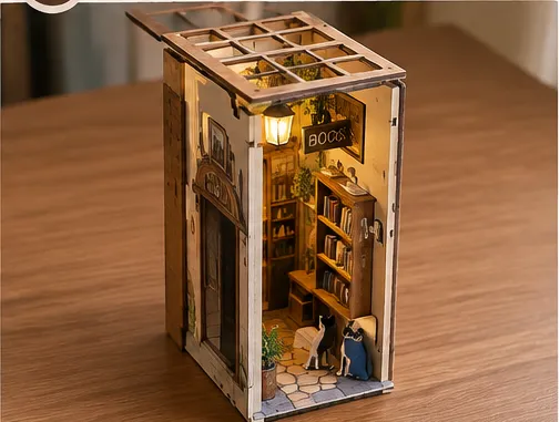 Fast fertig aufgebautes Book Nook mit warmer LED-Beleuchtung vor der abschließenden Montage des Dachs
