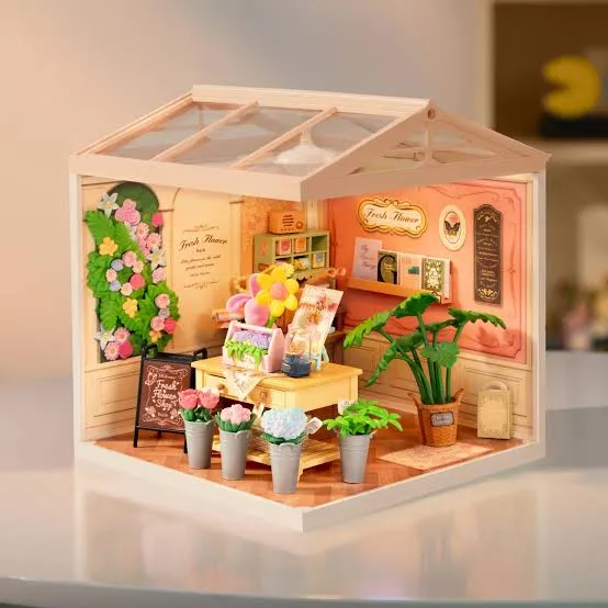 DIY Miniaturhaus mit kleinen Möbeln, Pflanzen und gemütlicher Einrichtung