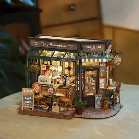 Book Nook mit beleuchteter Miniaturwelt zwischen Büchern im Regal